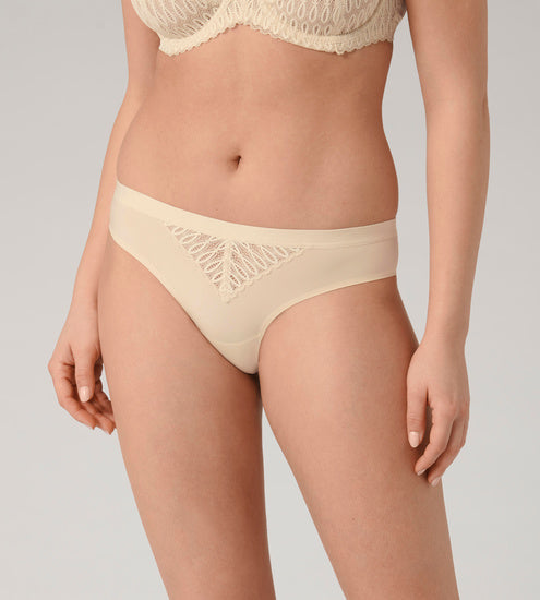 Triumph Briefs Aura Spotlight Brazilian creamy dream